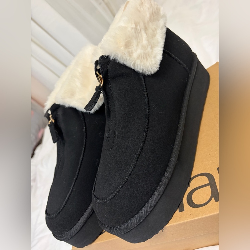 Cozy Black Fur-Lined Winter Boots